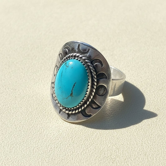Turquoise oval cabochon silver-toned ring with rope bezel and carved band, size 11