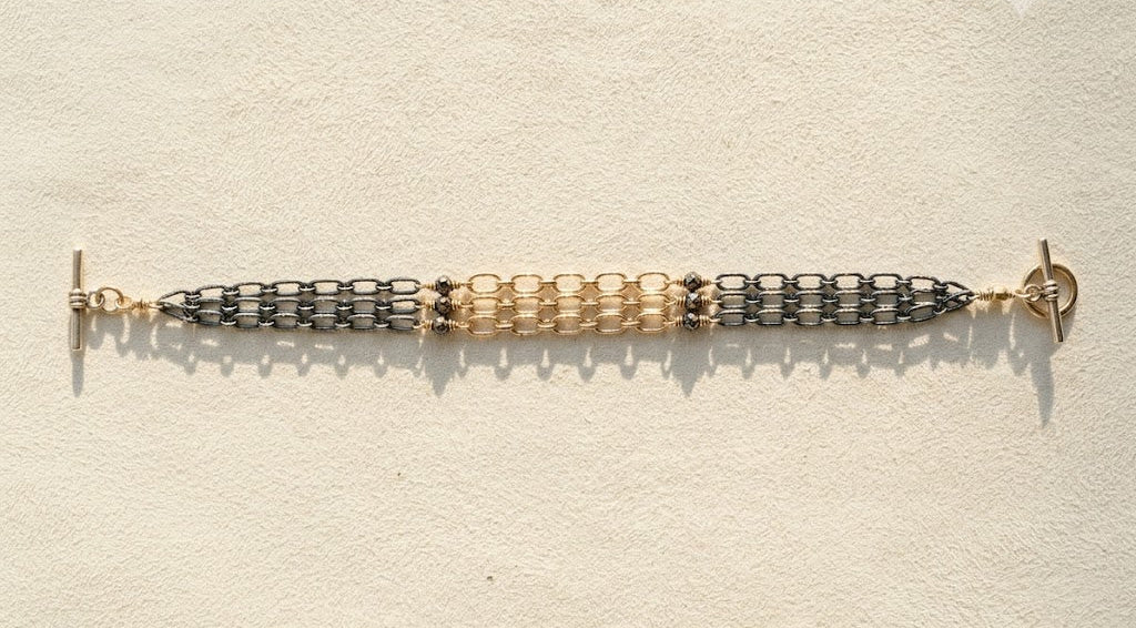 Two-tone hammered chain bracelet with bar clasp, silver and gold links