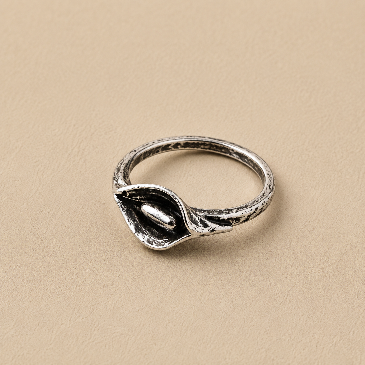 Sterling silver ring with a tulip-like flower centerpiece