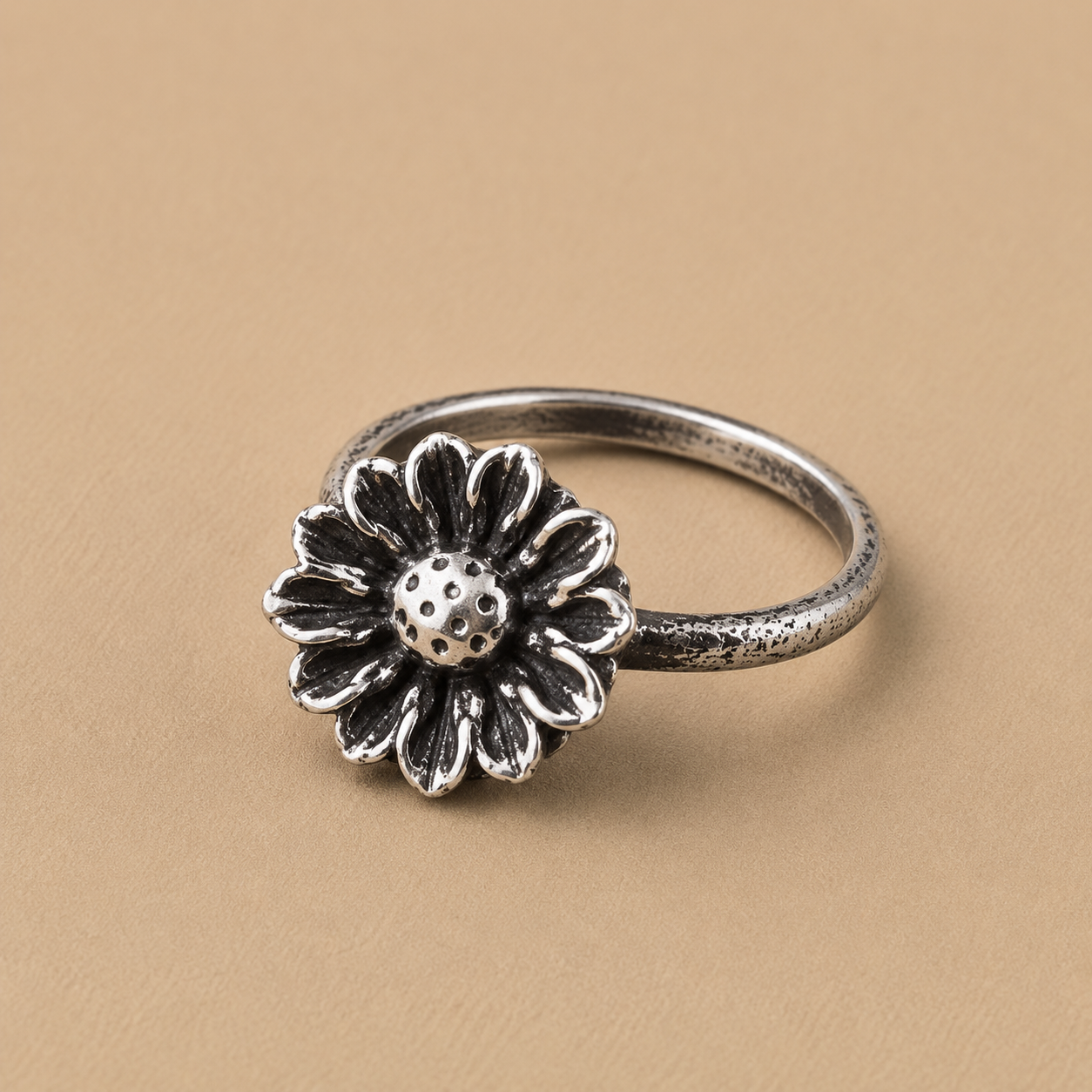 Sterling silver finger ring with daisy flower face and textured petals