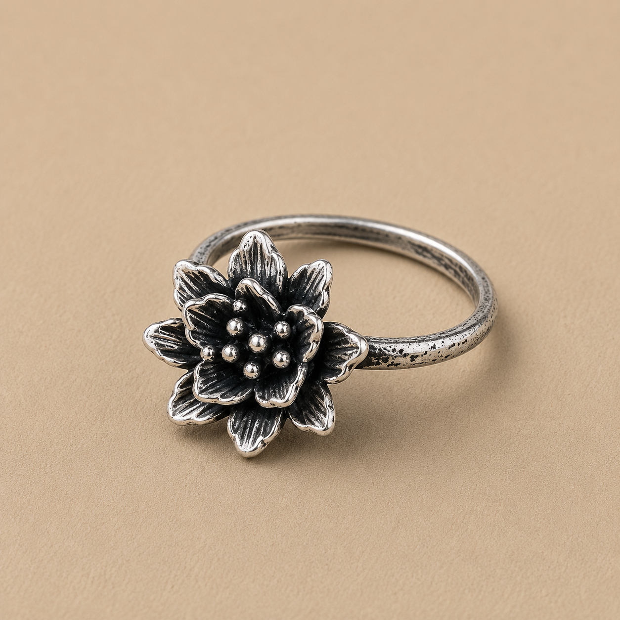 Sterling silver ring with a dark-center daisy flower and bead details