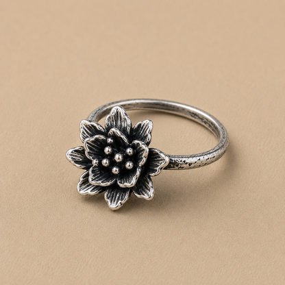 Sterling silver ring with a dark-center daisy flower and bead details