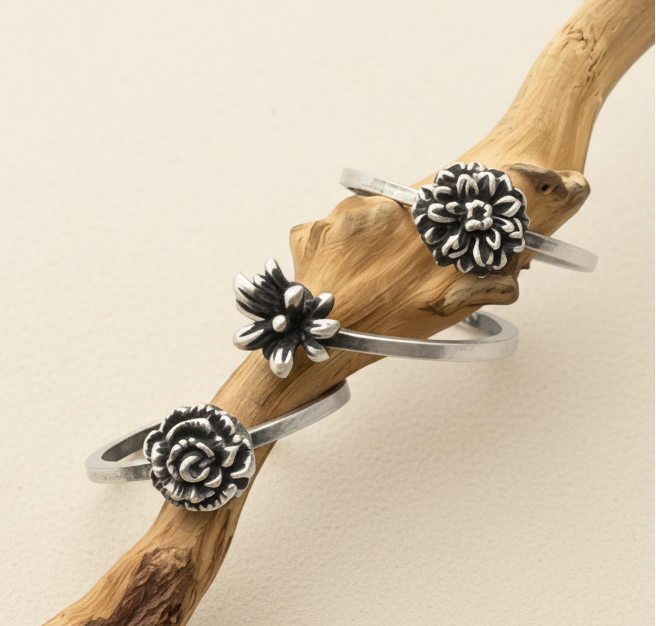 Sterling silver finger ring set with three flower bouquet bands