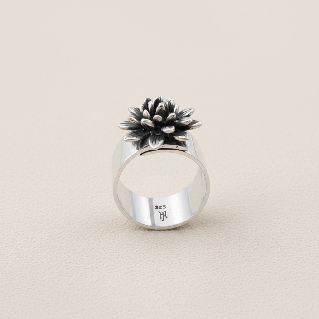 Adjustable silver ring with black-and-white flower centerpiece and 925 engraving inside