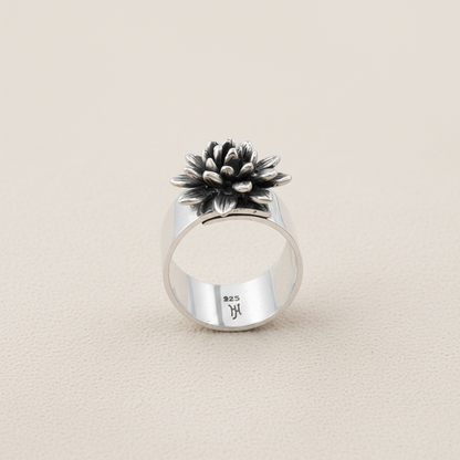 Adjustable silver ring with black-and-white flower centerpiece and 925 engraving inside