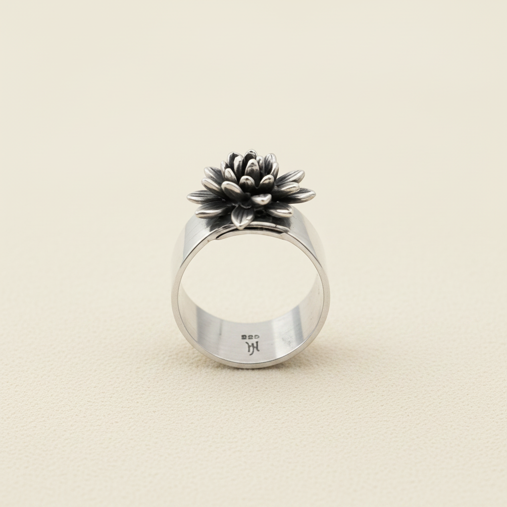 Adjustable silver ring with black-and-white flower centerpiece, round open band