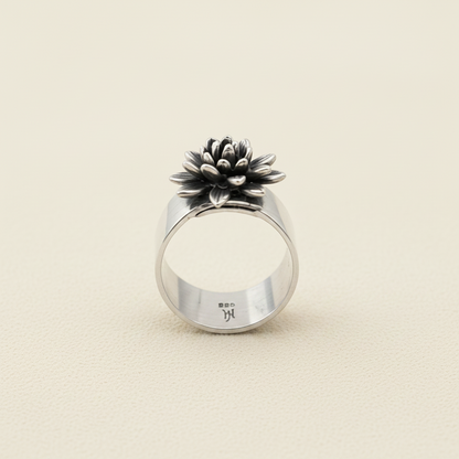 Adjustable silver ring with black-and-white flower centerpiece, round open band