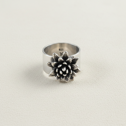 Adjustable silver ring with engraved 925 mark and black-and-white flower detail