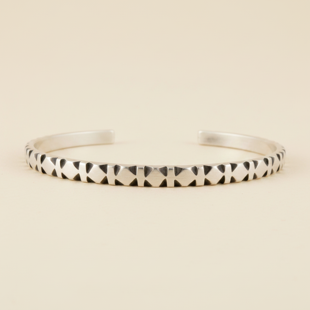 Black-and-white diamond stripe cuff bracelet with smooth open sides