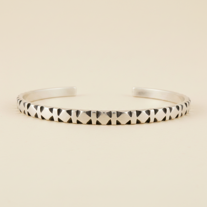 Black-and-white diamond stripe cuff bracelet with smooth open sides