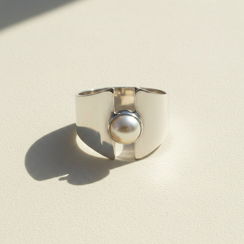 Pearl shield ring in silver tone with round pearl centerpiece; size 7.